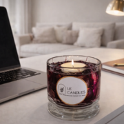 Vela luminária premium com flores secas e acabamento decorativo em gel